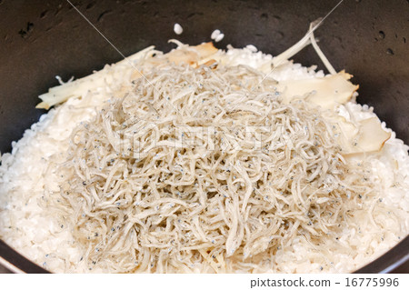 Sharp rice with chirimen-nako cooked rice Sharp rice with chirimen-nako cooked rice 16775996