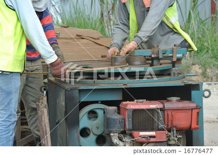 Workers bending the reinforcement bar Workers bending the reinforcement bar 16776477
