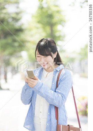 有智能手機的大學生 16780386