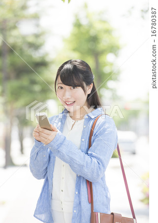 有智能手機的大學生 16780387