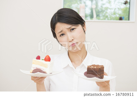 Cake and ladies 16780911