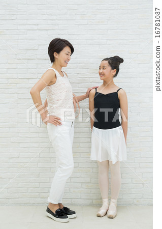 一個十幾歲的女孩和做芭蕾的母親 16781087