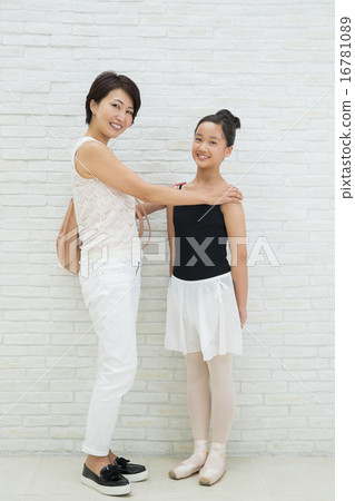 一個十幾歲的女孩和做芭蕾的母親 16781089