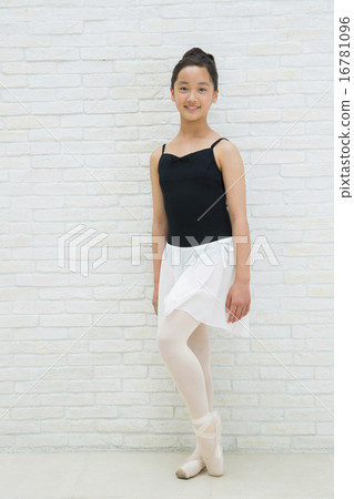 Teenage girls in ballet Teenage girls in ballet 16781096