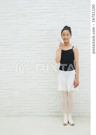 芭蕾舞的十幾歲的女孩 16781100