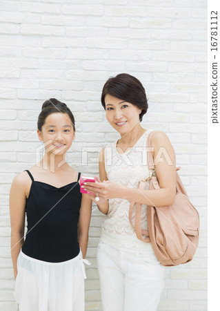 一位經營智能手機和芭蕾舞形狀的十幾歲女孩的母親 16781112