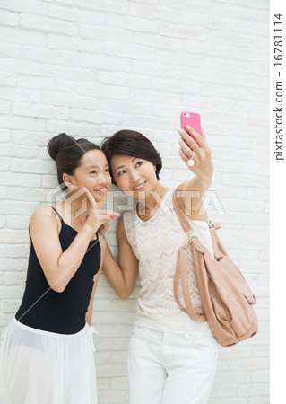 一位經營智能手機和芭蕾舞形狀的十幾歲女孩的母親 16781114