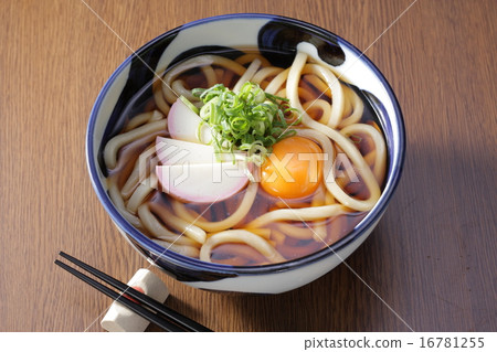 桌上的月見烏冬面，高角度 16781255