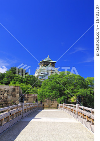 July Osaka Osaka Castle · The castle tower and Nakagaribashi bridge 16781507