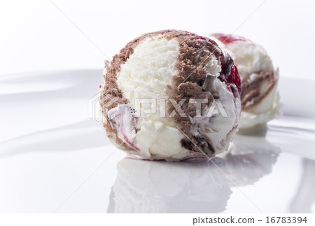 Cherry chocolate vanilla ice cream 1_2 16783394
