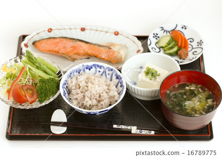 用餐日式早餐烤魚和味噌湯套餐 用餐日式早餐烤魚和味噌湯套餐 16789775