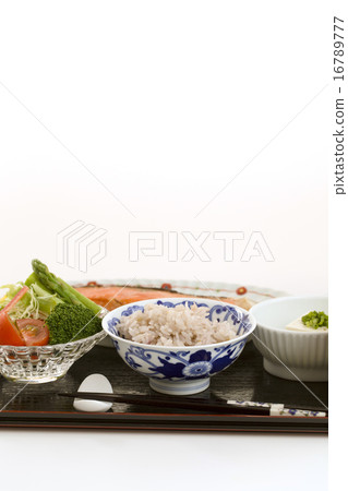 用餐日式早餐烤魚和味噌湯套餐 用餐日式早餐烤魚和味噌湯套餐 16789777