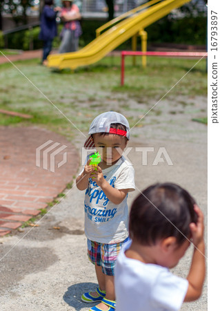 Children playing with water gun 16793897