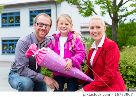 Family bringing daughter to first day at school Family bringing daughter to first day at school 16793967