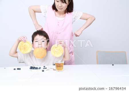 Children and ladies who eat and play Children and ladies who eat and play 16796434