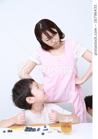 Children and ladies who eat and play Children and ladies who eat and play 16796435
