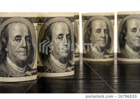 100 dollars 16796830