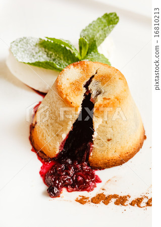 berry cake 16810213