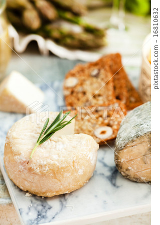 Assorted Cheese Plate with vegetables 16810632
