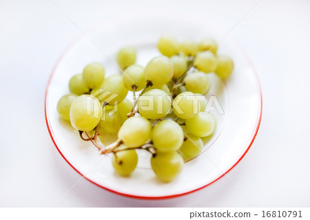 fresh grapes 16810791