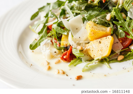 salad with arugula 16811148