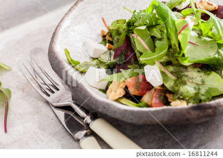 beetroot salad with cheese 16811244