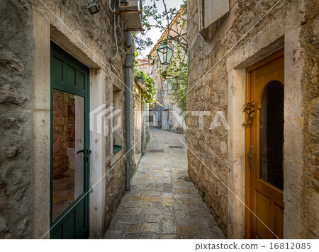 Old town narrow street of Budva 16812085