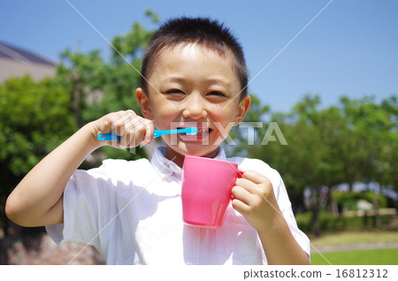 Tooth brushing custom from the time of an important child People close to the center 16812312