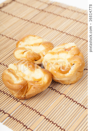 Loaf of bread on wooden plate Loaf of bread on wooden plate 16814778