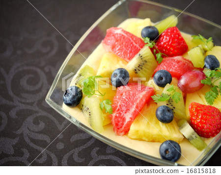 Fruit's claim · pastry shiel black background (horizontal position high angle) Fruit's claim · pastry shiel black background (horizontal position high angle) 16815818
