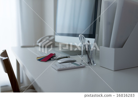 電腦和桌子 16816283