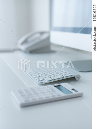 電腦和桌子 16816295