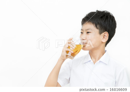 A boy who drinks tea (barley tea) 16816609