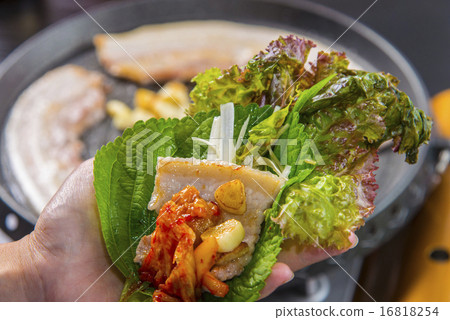 Wrapping samgyosal with sanchu and eating 16818254