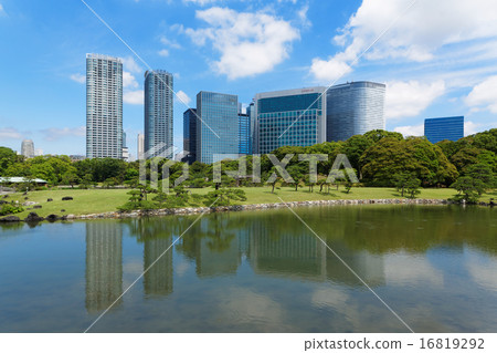 藍天蔓延的Hama Rikyu花園和汐留的高層建築街道 16819292