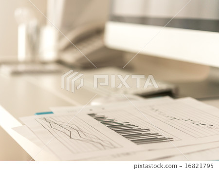 桌上的圖表和文件,一張商業分析的圖片。 桌上的圖表和文件,一張商業分析的圖片。 16821795