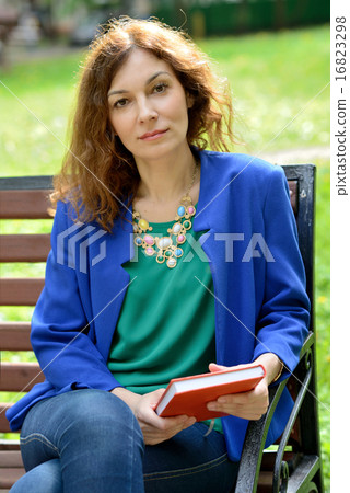 Business woman planning her day in the park Business woman planning her day in the park 16823298