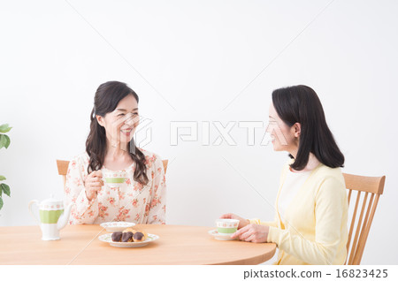 Middle women 16823425