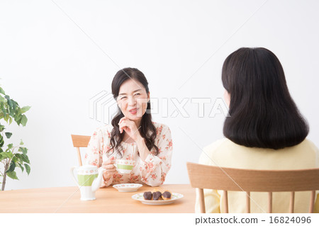 Middle women Middle women 16824096
