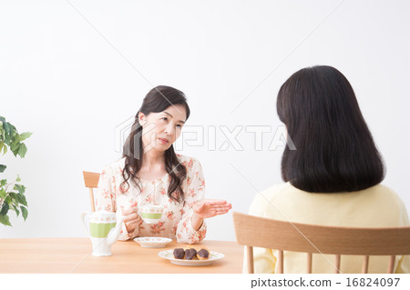 Middle women 16824097