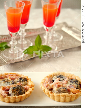 Tart sale and cocktail Tart sale and cocktail 16827126