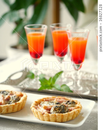 Tart sale and cocktail 16827128