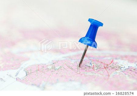 Travel destination, blue  pin on the map 16828574