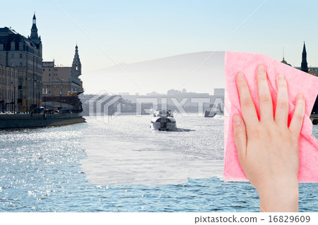 hand deletes winter Moscow River by pink cloth 16829609