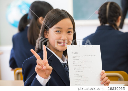 Junior high school students getting full marks 16830935