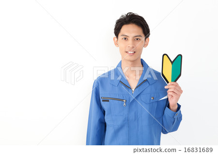 一個年輕的假標記和一個穿工作服的年輕人 16831689