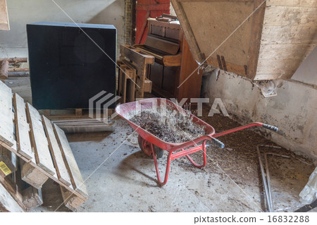Cart and Piano 16832288