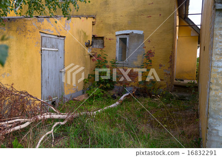 abandoned farm 16832291