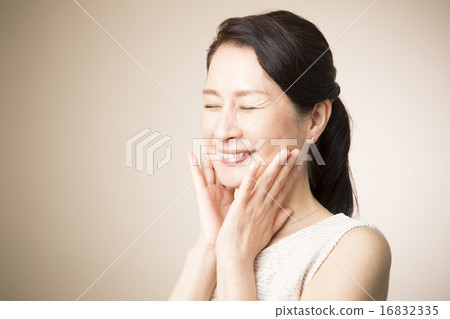 Portrait middle women 16832335