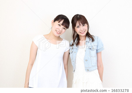 2 women 16833278